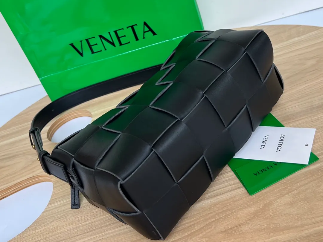 #B家 New model is coming! 709360 BRICK CASSETTE armpit bag, the traditional woven logo is instantly recognizable✅ Large grid weaving has always been fashionable, and the armpit bag is even more fashionable and foreign-style. Elegant big brick 🧱 Sheepskin material is light and comfortable, with a huge sense of capacity and space. Dark layer inside. Practical interior and fashionable appearance design. Durability and temperament coexist. Elegant big brick. Come and plant the same underarm bag from star Zhou Yutong! Dimensions: 28x14x10